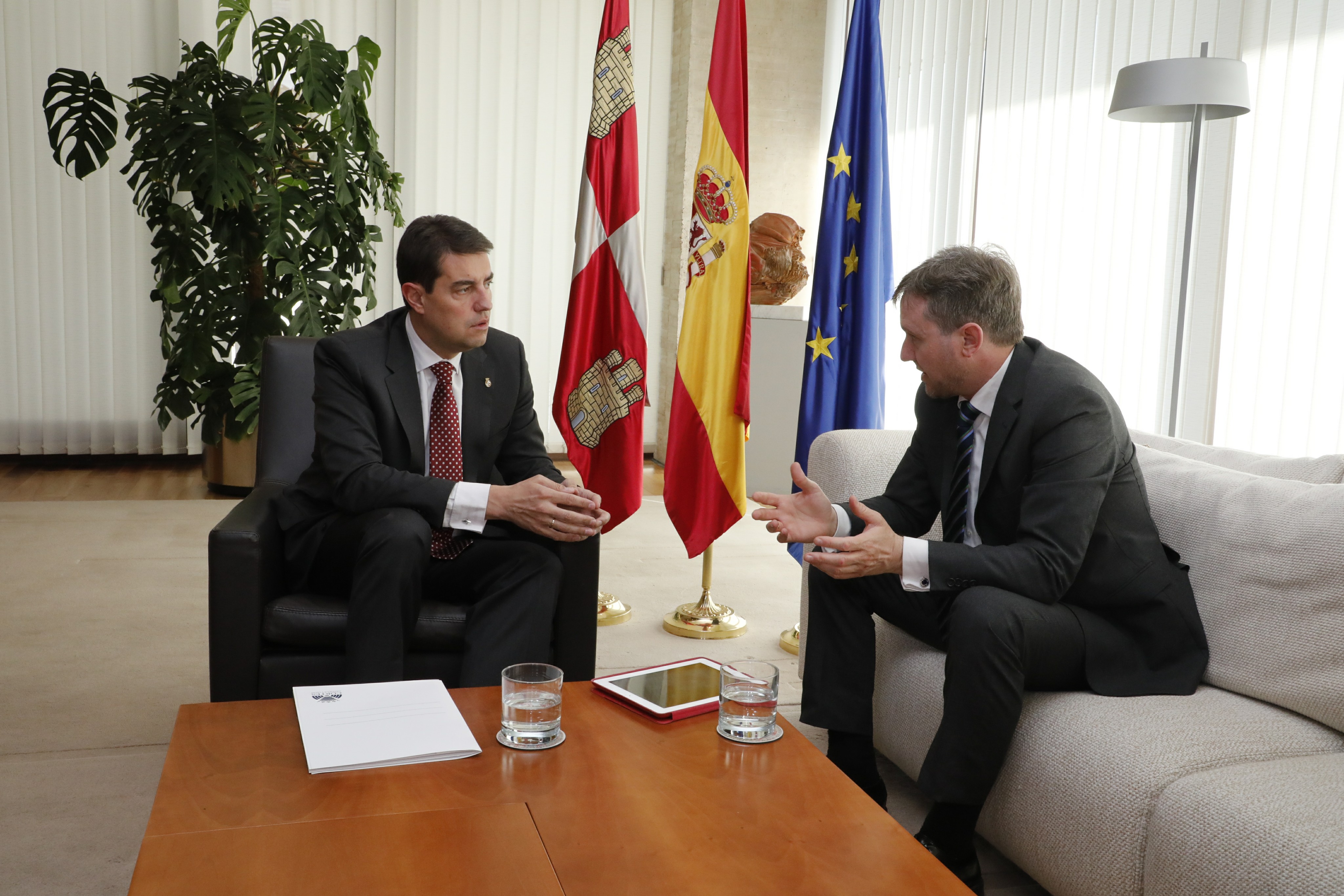 20190314 Foto recepción del presidente de las Cortes al alcalde de Burgos1